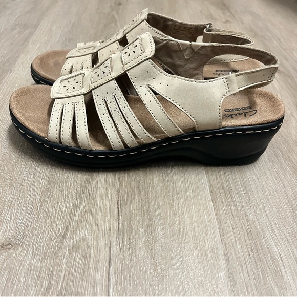Clarks Leather Beige Sandals Comfort Sling Back Velcro SZ 9 - Picture 2 of 6